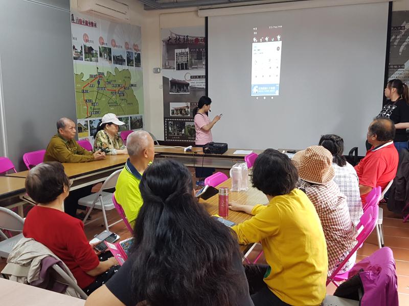 大家紛紛帶自己的手機或是借用大林數位機會中心的平板,下載LINE來體驗!