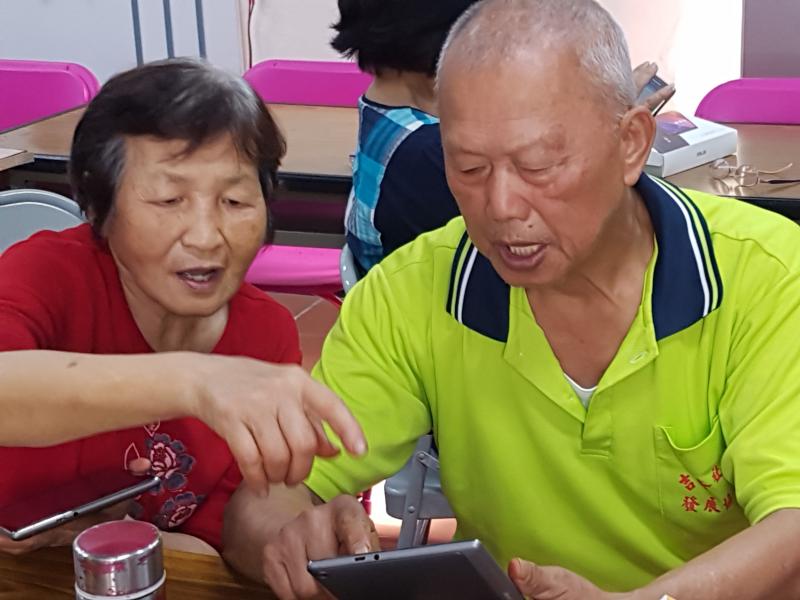 夫妻檔一起來大林數位機會中心學習,感情更好唷!