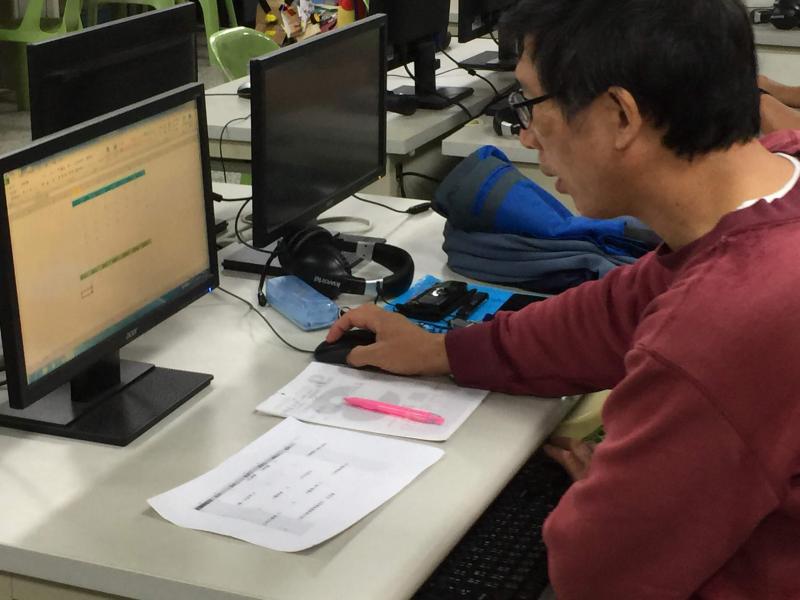 學員們操作電腦練習
