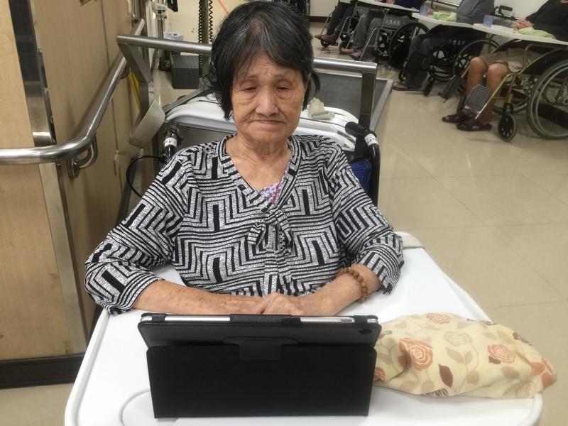 雖然行動不便不影響學員認真學習的精神