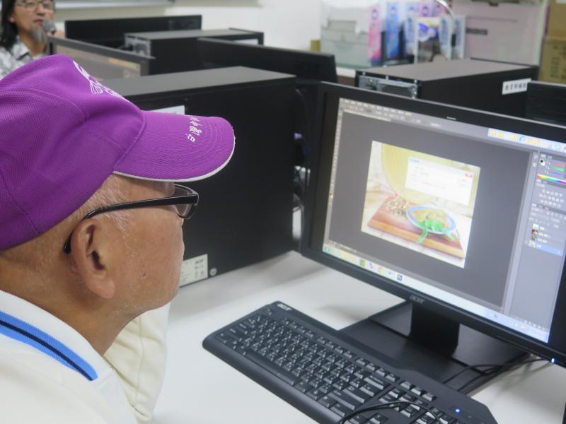 學員認真構思欲製作的海報構圖。