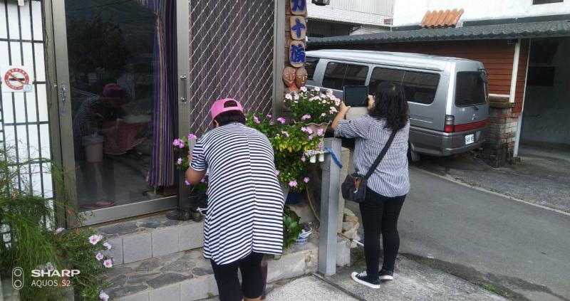 哈嘍！兩位是在拜甚麼呢？喔！不是啦，我們是在用平板拍照，待會老師要教我們編輯照片啦！