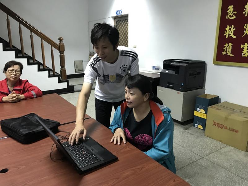 老師指導學員操作