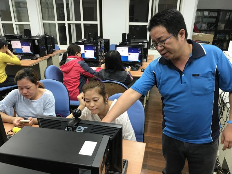 老師指導學員操作