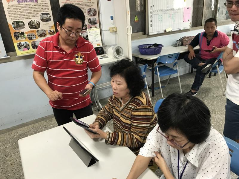 老師指導學員操作