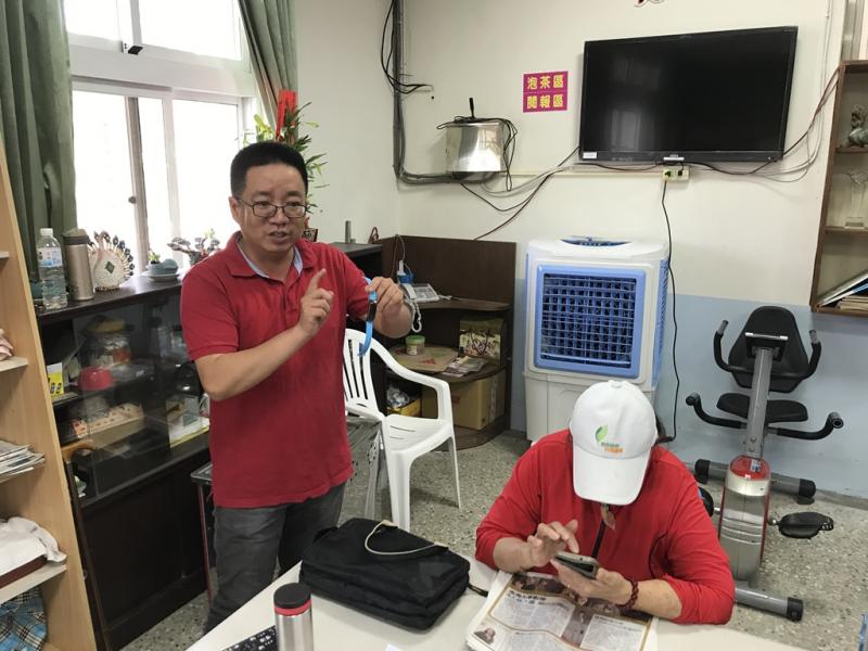 老師介紹與平板連結相關數位產品