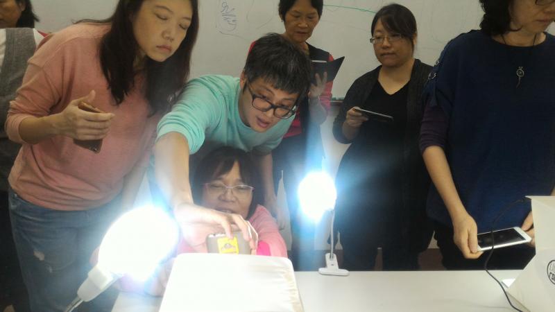 耐心教導學員操作步驟