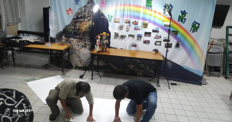 為了能有更好的攝影作品，講師帶著學員們一起製作道具及布景！是不是有很專業的感覺呢？