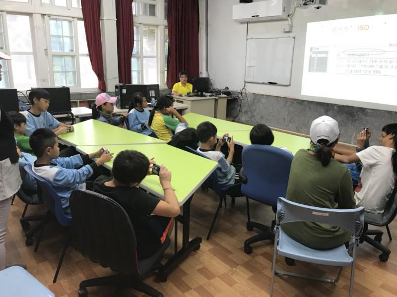 學員們認真上課，學習相機功能介紹