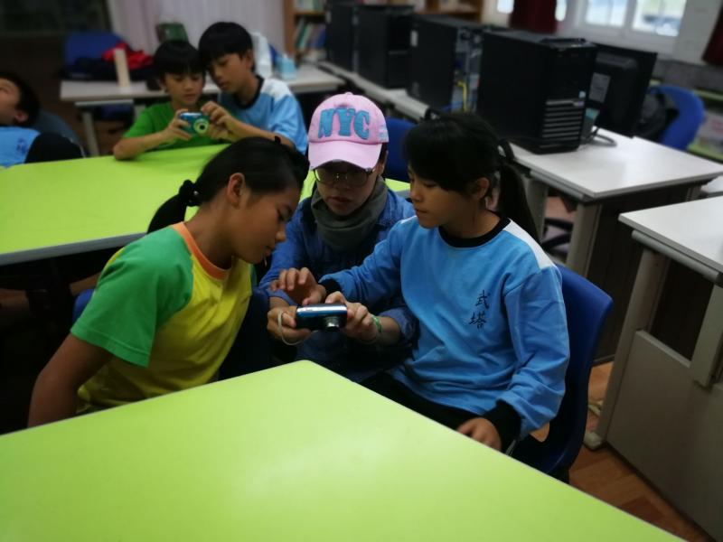 學員在老師的指導之下，認真研究取景及實際調整相機功能操作