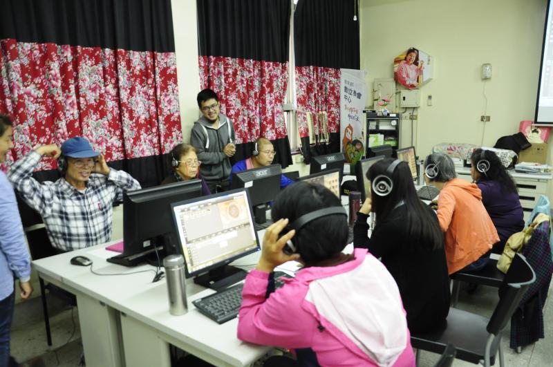 宗原講師傳授影片剪輯及分鏡技巧，學員專心聆聽