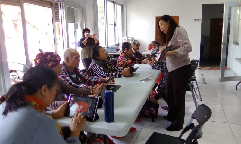 學生專心聆聽講解