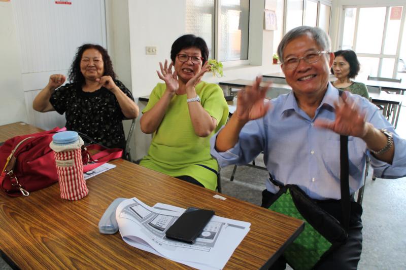 大家一起做做手指操好開心