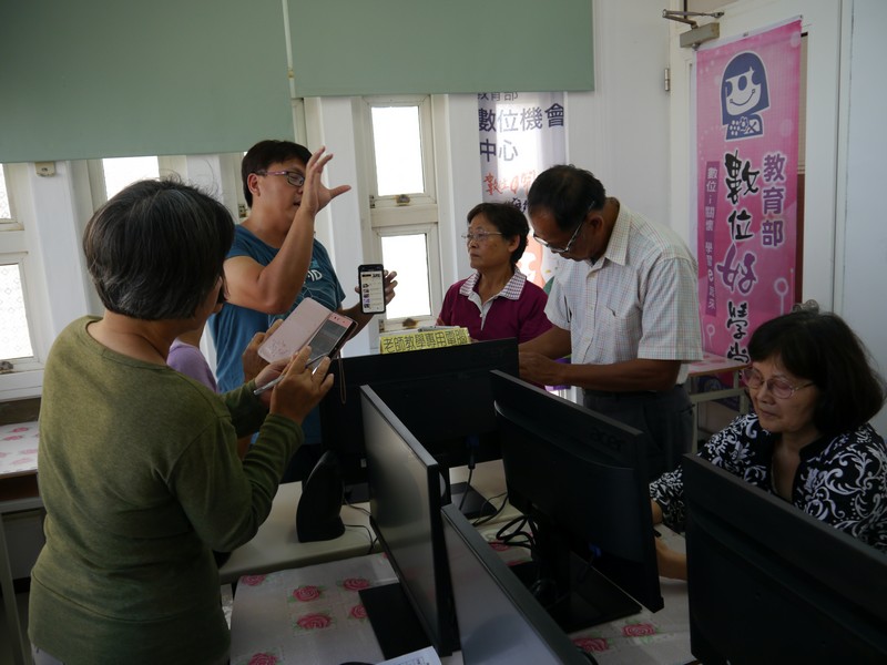 講師講解LINE功能詳細解說。