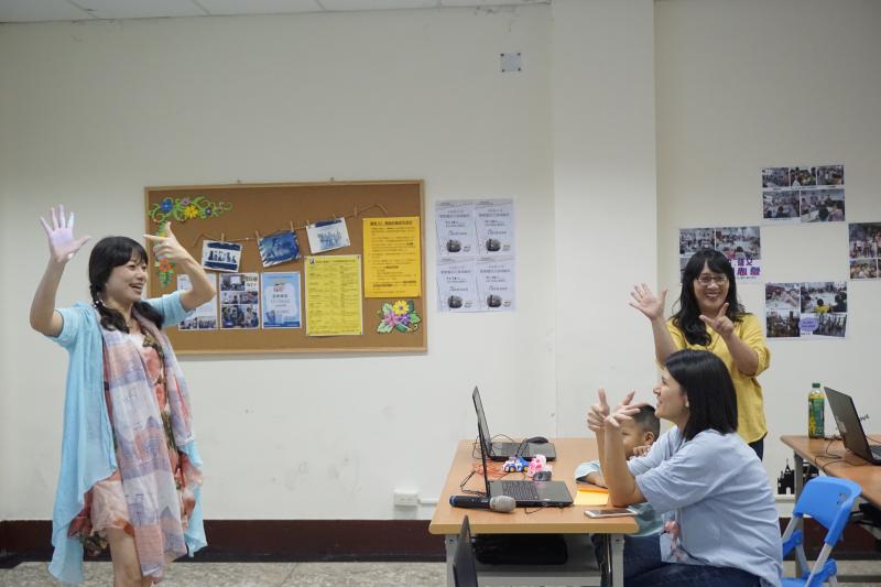 老師熱情活潑的教學方式，讓家長與孩子歡樂學習數位。