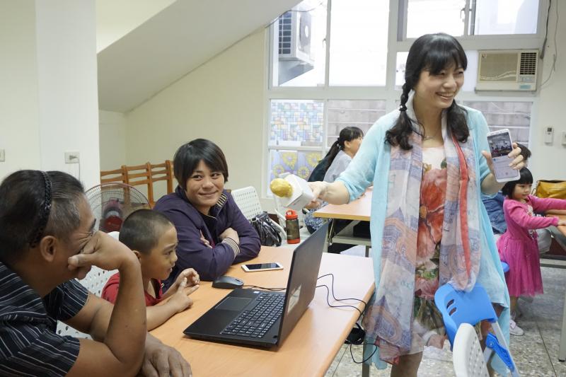 一家人感情深厚，e起學習與生活相關的APP，將所學帶入生活當中。