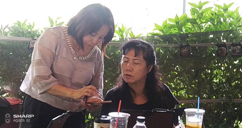 這兩位美女是姊妹，妹妹你看姊我這張拍得漂亮嗎？