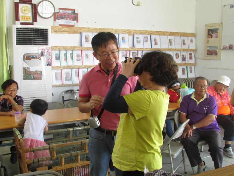 學員體驗AR跟老師互動時口沫橫飛高興的述說著自己看到了什麼。