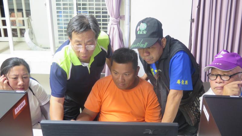 老師與學員們一起討論影片拍攝主題。