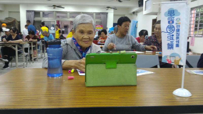 長輩學員專注學習的神情