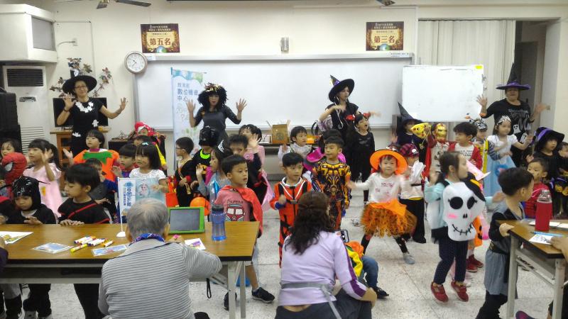 當近用平板分班課碰到萬聖節前的討糖大遊行