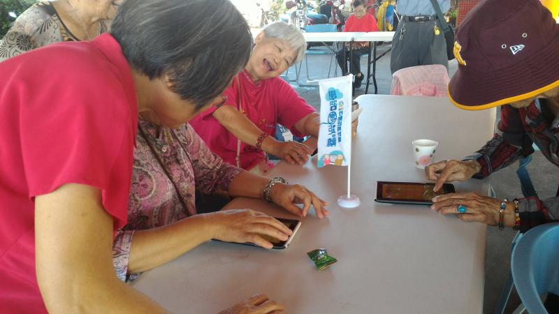 銀髮族學員快樂的學習中。