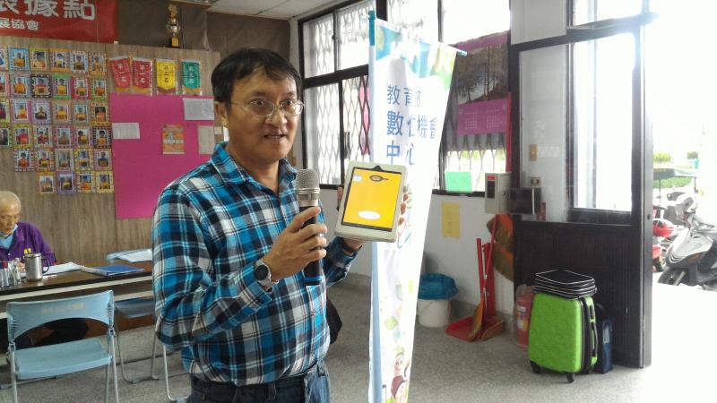 李惠倫講師講解鬆餅塔APP的操作方法。