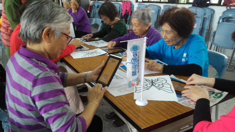 學員認真的學習中。