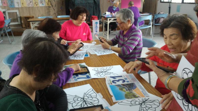 學員細心的練習，熟絡平板的操作，拿到好成績。