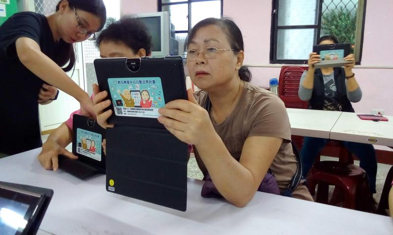 長輩們使用平板學習各種APP