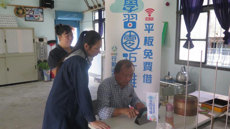 枋山DOC資訊志工指導學員操作平板電腦。