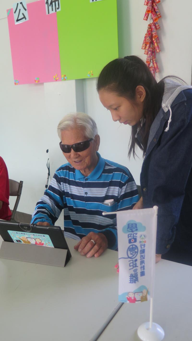 簡單的平板小遊戲讓剛接觸電腦的長輩們也可以學得很開心。