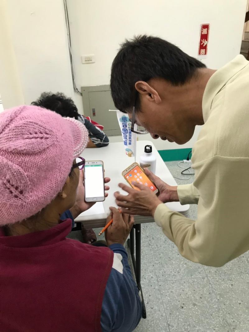 講師介紹並協助學員下載美圖APP