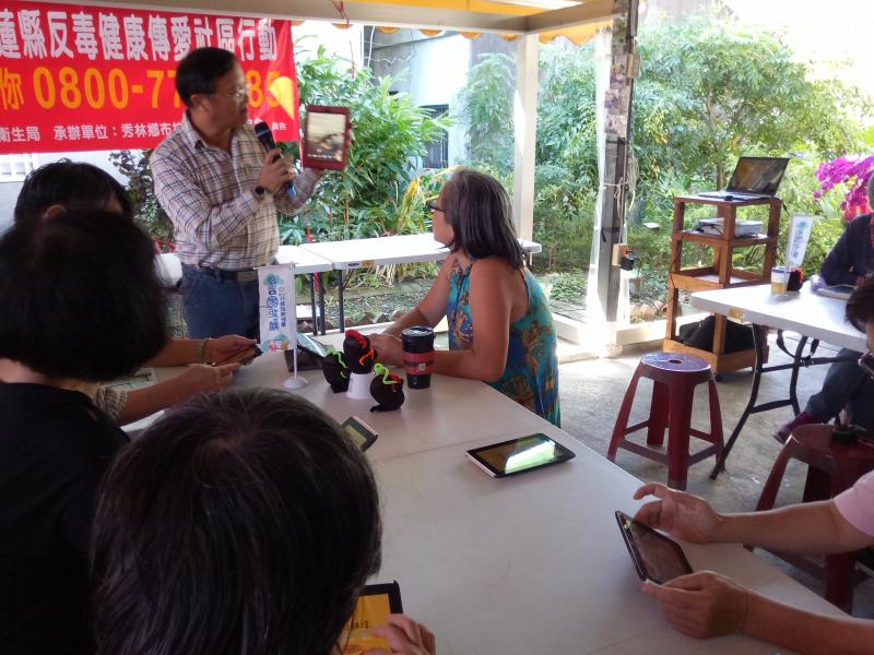 講師講解平板的基本操作功能