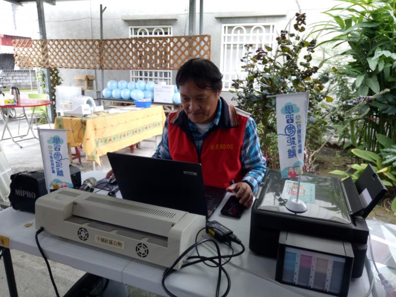 行動分班教學設備一覽___講師簡報教學中