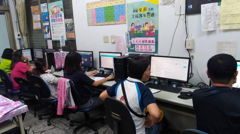 學員們認真聽課、找素材