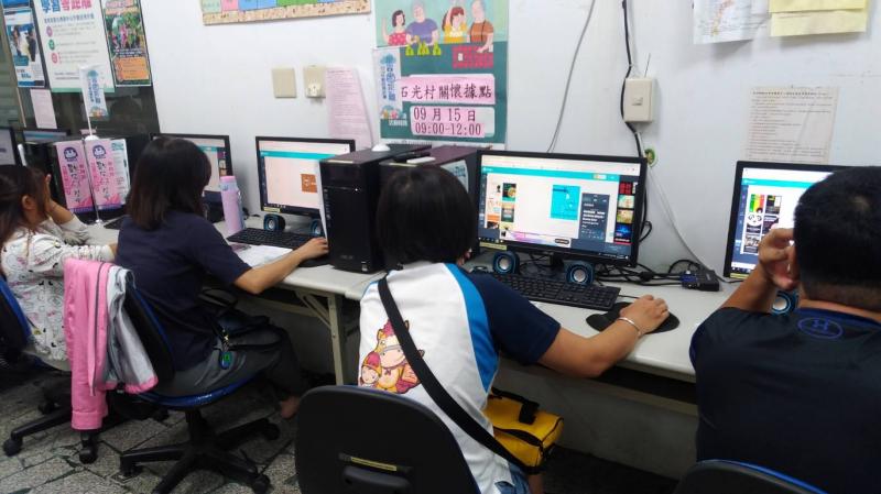 學員們第一次接觸設計方面的課程，或許沒辦法在課堂上就把作品做好，但都大致了解如何尋找製作的方向。