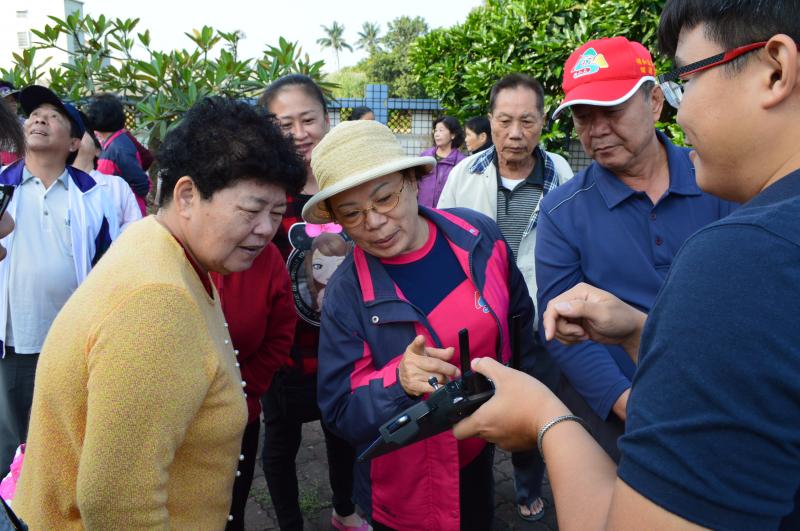學員搶著要體驗空拍機