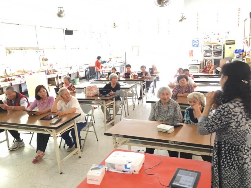 示範以及說明YOUTUBE操作與應用。