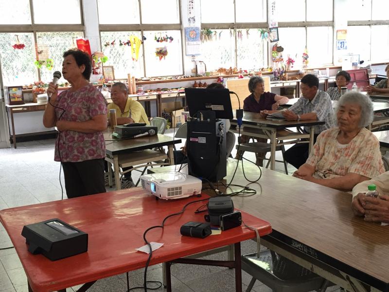 學員成功播放，並一同看投影歡唱。