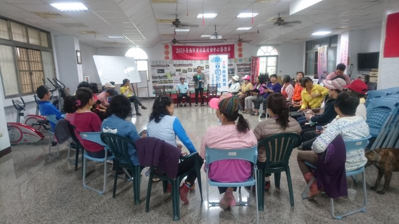 向社區民眾講解如何使用平板-第一張