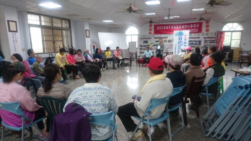 向社區眾講解如何使用平板-第二張