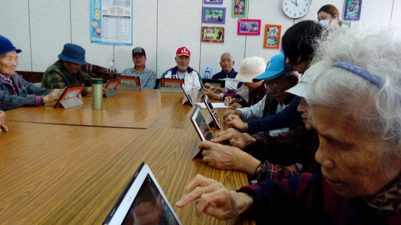 平板電腦中  有好多秘密等待長輩來探索用數位陪伴的好康軟體