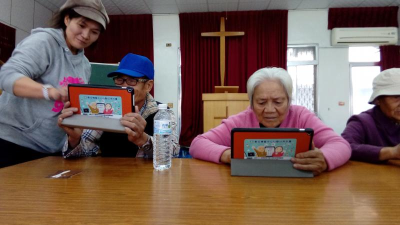 有獎徵答方式帶領長輩複習平板功能 答對送芭蕉，也意外引起了長輩分享種植芭蕉心得 數位學習持續進步中