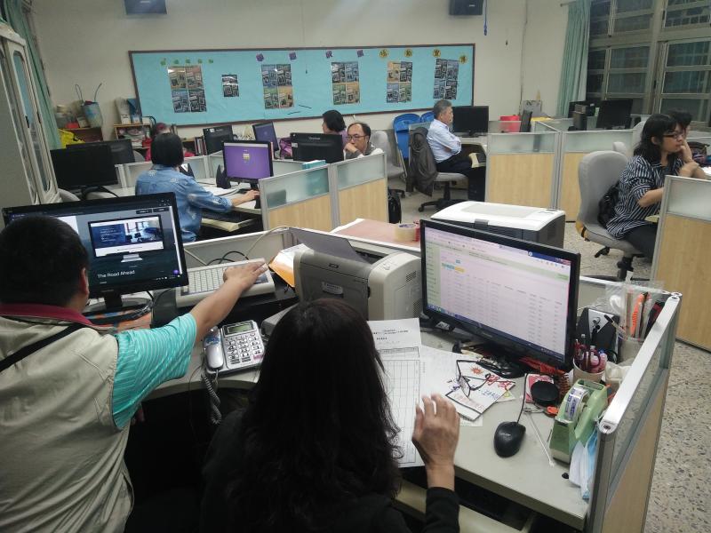 第一節課，老師介紹課程內容