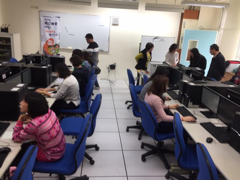 讓學員先觀看別人上傳在網路上的縮時影片,讓接下來的課程大家先有個概念