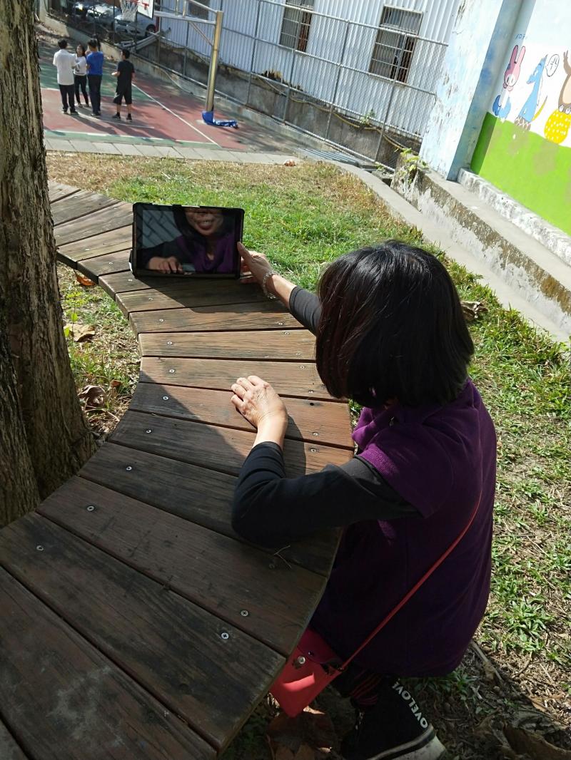 讓學員親自持平板電腦找尋活動或景物拍攝
