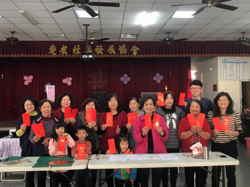 全體學員拿著自己製作的特色紅包合影