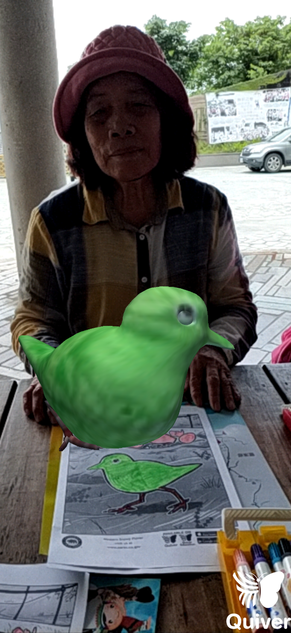 學員在圖紙上著色，在AR擴增實境的程式中以3D立體呈現一隻綠色的雞，像是阿嬤真的捧著他一樣。