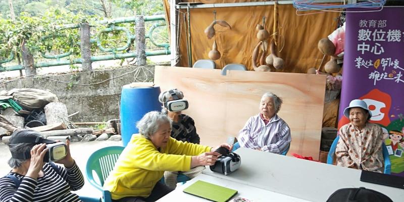 在體驗VR眼鏡後，長輩將設備從頭上拿下，放置於桌上。